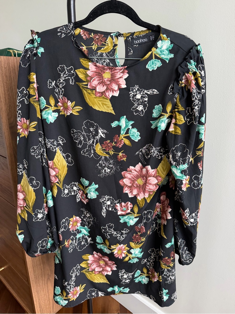 Boohoo Black Floral Long Sleeve Ruffle Shoulder Shift Dress Size 8 like new